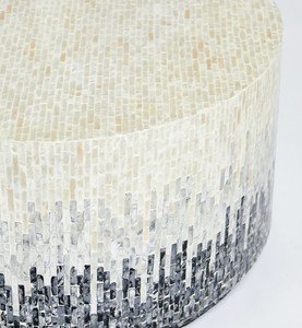 Mesa de Centro Decorativa Redonda Moderna de Primera Calidad con Mosaico de Concha de Nácar, Mueble de Lujo Hecho a Mano para Sala de Estar, Fabricado en Hanói - Product Image 3