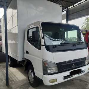 Camión Comercial Mitsubishi Canter 2019 de 4 Toneladas - Bajo Kilometraje, Camión Grúa de Carga Fuso, Emisión Euro 6, Diésel, Transmisión Manual - Product Image 2