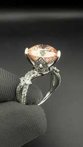 แหวนเพชรทรงกลมสีชมพู 2.01 กะรัต แบบปลูกในห้องปฏิบัติการ ประดับด้วยดอกไม้ สำหรับผู้หญิง ทองคำแท้ 14K ของขวัญแต่งงานสุดพิเศษสำหรับแฟนสาว - Product Image 3