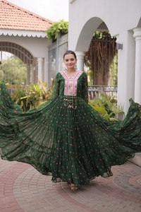 Magnifique robe longue en soie pour femme, style indien, pour les Navratri, avec travail de miroirs et bordure en dentelle, élégante, pour les fêtes. - Product Image 2