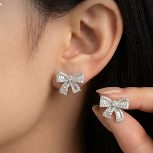ต่างหูเพชรแท้ทรงบาแก็ตต์ ดีไซน์ริบบิ้นสวยงาม ชุบทองคำขาว 18K แท้ 148 เม็ด น้ำหนัก 1.44 กะรัต ทันสมัย น่ารัก ขายส่ง - Product Image 1