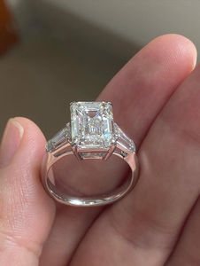 Anillo de Diamantes con Corte Esmeralda Premium y Diamantes Laterales en Oro Blanco, Elegante Anillo de Compromiso con Diamantes Esmeralda para Mujer, Joyería Fina - Product Image 3