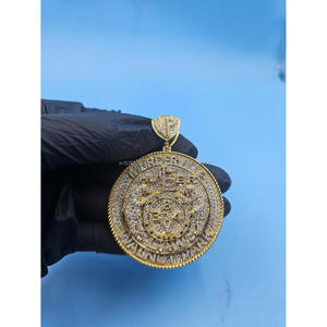 Pendentif Breloque Monnaie Personnalisé Haut de Gamme avec Diamants Moissanite Sertis à la Main, Bijoux de Mode Streetwear - Product Image 1