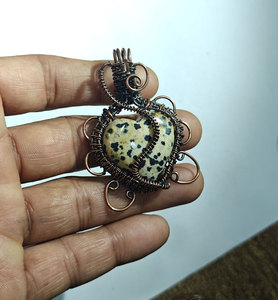 Pendentif Couronne en Jaspe Dalmatien en Gros, Fait Main, Alliage Métallique Précieux Plaqué Or 18K, Luxe, Fiançailles, Mariage, Naturel - Product Image 1