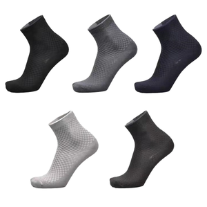 Chaussettes hautes à logo personnalisé, tendance, faible MOQ, pour hommes et femmes, de haute qualité, pour le yoga, le football, le sport, respirantes et écologiques - Product Image 3