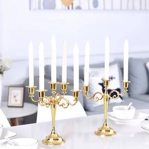 Candelabro de metal con acabado dorado clásico, elegante decoración ideal para el hogar, hoteles, restaurantes y decoración de celebraciones. - Product Image 5
