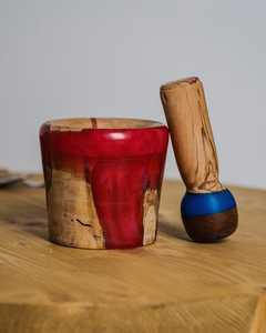Mortero y pilón artesanales de madera y resina, elegante molinillo de cocina perfecto para triturar hierbas y especias. - Product Image 1
