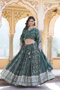Conjunto de Lahenga Choli Tradicional Bordado en Seda Georgette, Suave y Liso, de Color Increíble, a Buen Precio, Listo para Comprar - Product Image 2