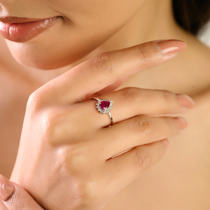 แหวนหมั้นทองคำขาว K14 ประดับทับทิมทรงลูกแพร์สวยงามและเพชรทรงกลม ดีไซน์คลาสสิกแบบซ้อนกันได้ จากผู้ผลิตเครื่องประดับชั้นนำ - Product Image 2