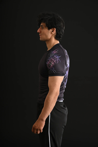 Camiseta Deportiva de Manga Corta para Hombre, Negra, con Estampado de Dragón Morado, Protección UPF50+, Secado Rápido, Antibacteriana, Ecológica, de Poliéster, con Diseño de Logotipo Frontal - Product Image 3