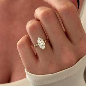 Anillo de compromiso con diamante cultivado en laboratorio de 2 quilates, talla Marquise, D VVS2, halo oculto, engaste tipo cometa, 4 puntas, oro de 14k, certificado IGI - Product Image 1