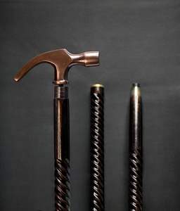 Bastón de caminar con mango de martillo sólido y bastón espiral de madera con acabado antiguo de cobre, único - Product Image 1