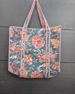 Sac fourre-tout en coton imprimé à la main pour femmes, sac fourre-tout indien matelassé écologique, accessoires de vacances - Product Image 1