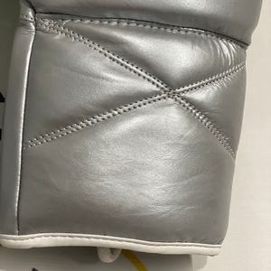 Guantes de Boxeo Transpirables Antideslizantes Personalizados en Verde Plateado, Diseño de Última Generación, para Entrenamiento y Sparring, OEM ODM, Guantes de Piel para Kickboxing - Product Image 4