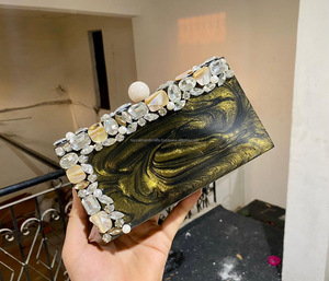 Bolso de Mano de Resina, Modelo de Amor Artificial, Escultura Hecha a Mano, Bordado de la India - Product Image 1