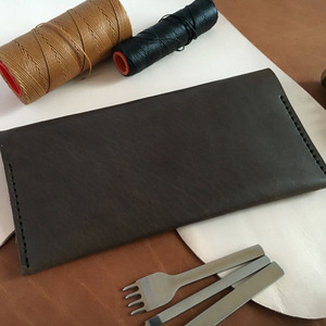 Enveloppe à monnaie en cuir de haute qualité avec surpiqûres de qualité supérieure, quincaillerie durable, fermeture éclair sécurisée, style minimaliste à prix abordable - Product Image 3
