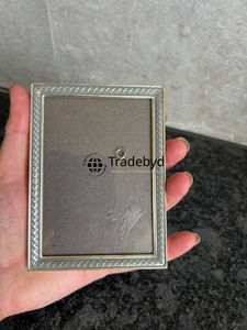 Cadre photo en métal élégant fait main, accent de décoration de luxe par Tradebyd - Product Image 3