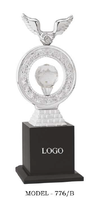 Trophée unique en métal moulé sous pression en forme de diamant, finition or chromé, design moderne et créatif pour événements sportifs (corporatif/géométrique)