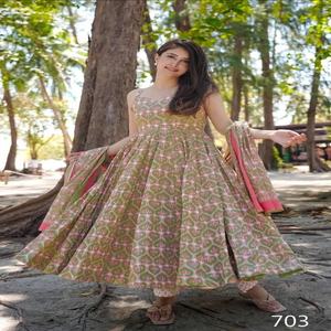 Nuevo Conjunto de Salwar Kameez de Diseñador de 3 Piezas con Estampado Hermoso y Dupatta, Muselina Pura con Estampado Digital, Ropa Formal para Mujer para Todas las Temporadas - Product Image 4