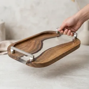 Plateau en bois et résine de qualité supérieure, alliant bois naturel et résine transparente, pour un service élégant des aliments et une organisation de la maison. - Product Image 6
