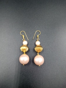 ต่างหูห้อยประดับมุกเทียมทรงกลมแบบวินเทจ ชุบทองเหลือง ยี่ห้อ Amaira Jewels เหมาะสำหรับงานปาร์ตี้ สไตล์คลาสสิกสำหรับผู้หญิง - Product Image 4