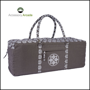 Bolsa para Esterilla de Yoga de Lona de Algodón con Estampado Floral Verde, Cierre de Cremallera y Bolsillo Frontal - Product Image 3