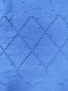 Tela de Algodón Azul al por Mayor con Bordes Festoneados de Doble Cara, Rejilla de Diamantes con Ojales y Bordado Floral para Prendas de Vestir - Product Image 1