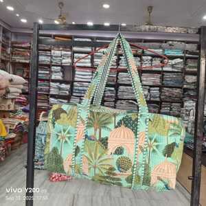 Sac de voyage Bohème de luxe en coton matelassé à motif floral, imprimé indien au bloc, avec fermeture éclair, léger, grande capacité, durable, à porter à l'épaule - Product Image 3