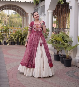 Lehenga Choli de diseño étnico tradicional indio, colección Navaratri, con estampado Bandhani y diseño Kutchi para mujeres, ropa elegante. - Product Image 1