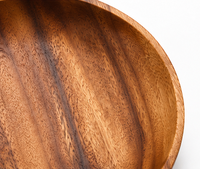 Handgemaakte, ecovriendelijke serveerschotels van natuurlijk acaciahout met massief patroon, gladde matte afwerking, rustiek modern minimalistisch design