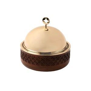 Maceta de madera con forma de cabaña y tapa de metal dorado, ideal para servir en el hogar, cenas, entretenimiento de invitados y como regalo elegante, procedente de la India. - Product Image 4