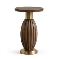 Table d'appoint sur pied artisanale de luxe qui allie le symbolisme athlétique au design d'intérieur haut de gamme pour un salon de luxe
