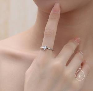 Anillo de Compromiso CZ Droplet en Plata de Ley, Corte Pera de 4x6mm con Engaste de Garras, Anillo de Lujo Ajustable - Product Image 4