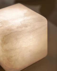 Lampe de chevet en onyx, cube de 10 cm, style moderne minimaliste, pierre naturelle, lumière froide, rechargeable par USB type-C, lampe de bureau pour chambre à coucher - Product Image 4