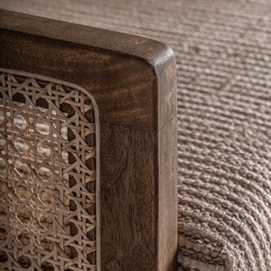 Fauteuil lounge minimaliste scandinave en teck massif avec panneaux latéraux en rotin tressé, coussin moelleux, chaise d'appoint confortable pour usage en resort - Product Image 5