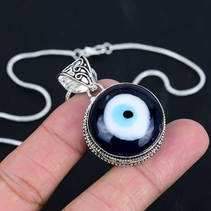 Pendentif artisanal chrétien plaqué argent avec pierres précieuses et motif œil de David - Product Image 1