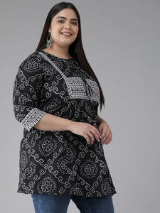 Kurti court noir en coton grande taille pour femme, imprimé Bandhej, avec col à découpe et manches trois quarts, vente en gros - Product Image 2