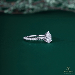 Anillo de Compromiso Solitario de Lujo con Diamante Cultivado en Laboratorio con Corte de Pera, Oro Blanco de 18K, Delicado Anillo Nupcial con Banda Pavé para Mujer - Product Image 3