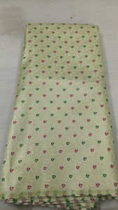 Tissu brocart floral avec tissage jacquard métallique aux motifs crème, rose et vert - Product Image 3