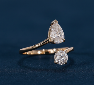 Anillo de Compromiso con Diamante Cultivado en Laboratorio de 1.25CT, Corte Pera y Redondo, VVS2, Certificado IGI, Oro Amarillo, Banda Abierta, Joyería Personalizada al por Mayor - Product Image 6