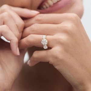 Anillo de tres piedras con diamante talla redonda East West de 1.01 quilates cultivado en laboratorio con oro amarillo de 18 quilates, joyería de regalo para fiestas, bodas, cumpleaños, etc. - Product Image 5