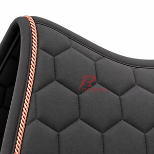 Sous-selles pour chevaux fabriquées avec des textiles de qualité supérieure, offrant un soutien rembourré et des motifs élégants pour les cavaliers recherchant le confort. - Product Image 6