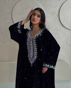 Ensemble de luxe 2 pièces AWAIS HOUSE pour femmes musulmanes, kaftan simple et élégant en mousseline unie perlée, longueur ras du sol, coupe trapèze, idéal pour les fêtes. - Product Image 6