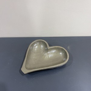 Bandeja Decorativa de Aluminio con Forma de Corazón, Diseño Artesanal Moderno, Acabado Dorado, para Decoración del Hogar, para el Día de San Valentín, Aniversario - Product Image 4