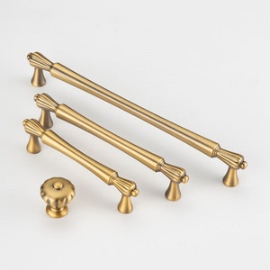 Tiradores de Latón Modernos de Diseño para Gabinetes, Tiradores de Cajones con Acabado Dorado, Herrajes Duraderos para Muebles de Cocina, Armarios y Puertas - Product Image 1