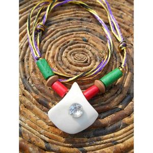 Collar Étnico Bohemio Hecho a Mano con Diseño Tribal de Hueso Tallado, Joyería Artesanal, Regalo - Product Image 3