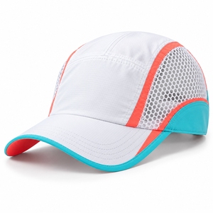 Casquettes de course conçues avec des détails de ventilation en tissu de qualité et une marque personnalisée pour les campagnes promotionnelles des équipes sportives - Product Image 1
