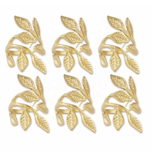 Ensemble de 12 anneaux de serviette élégants en or antique en forme de feuilles de pin, faits à la main en aluminium, pour la décoration de table de mariage ou de dîner - Product Image 3