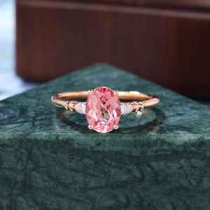Bague de fiançailles ovale en saphir rose de laboratoire avec accent de diamant, or massif, bijou de mariée unique - Product Image 1