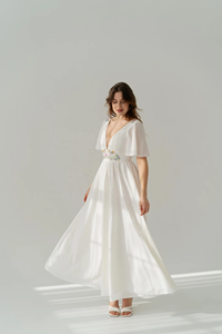 Vestido de Noche Elegante de Seda Blanca con Bordado Floral a Mano, Cuello en V y Corte en A, Ideal para Bodas, Eventos Formales y Verano - Product Image 5